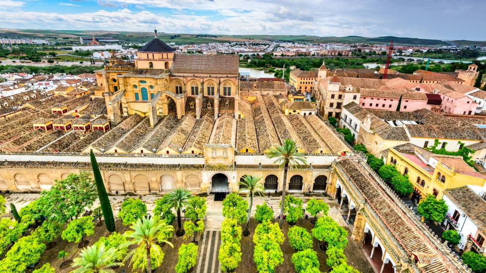 La Mezquita y el patio de los Naranjos, en Córdoba.