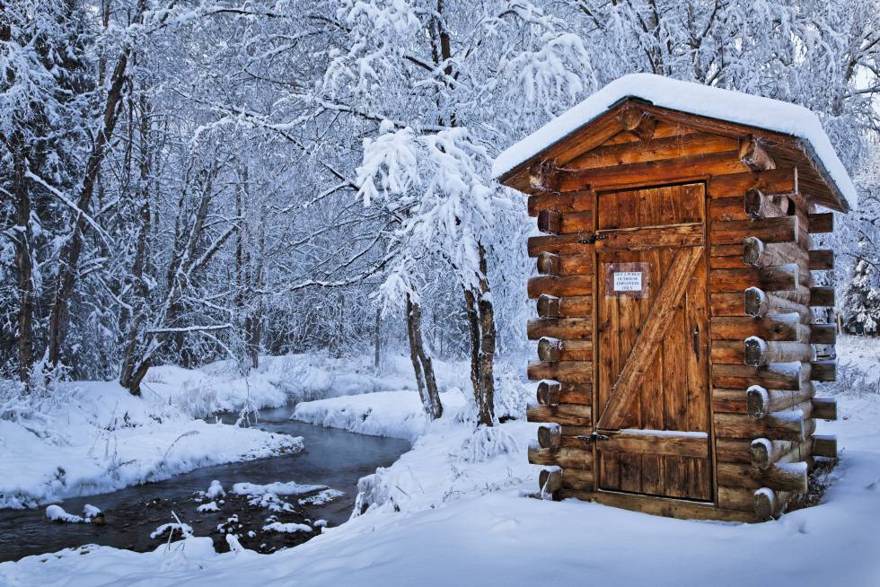 Retrete Exterior en el Chena Hot Springs Resort, en Alaska (EE UU).