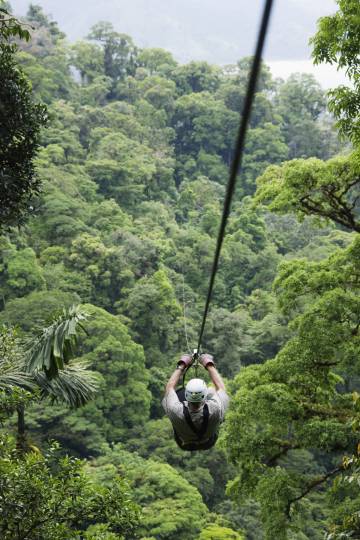 Tirolina en plena selva en Costa Rica.