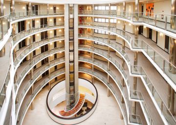 Attica 21 Coruña, un hotel con vestíbulo de ocho plantas de altura Attica 21 Coruña, un hotel con vestíbulo de ocho plantas de altura