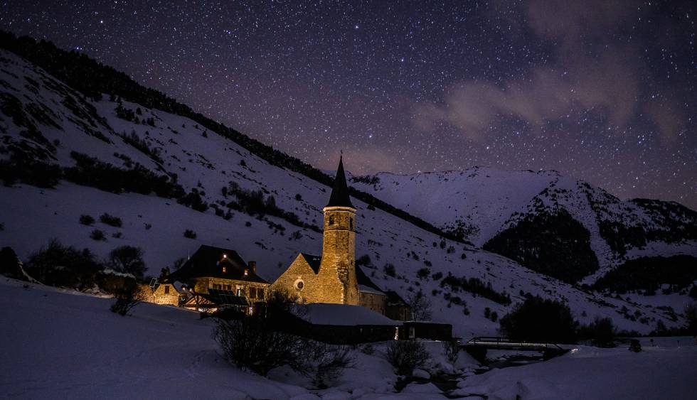 Vista nocturna de la aldea de Montgarri, en el valle de Arán.