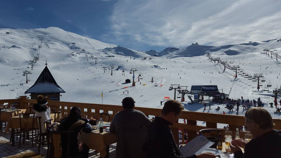 Terraza del restaurante Alcazaba, en Borreguiles (Sierra Nevada).