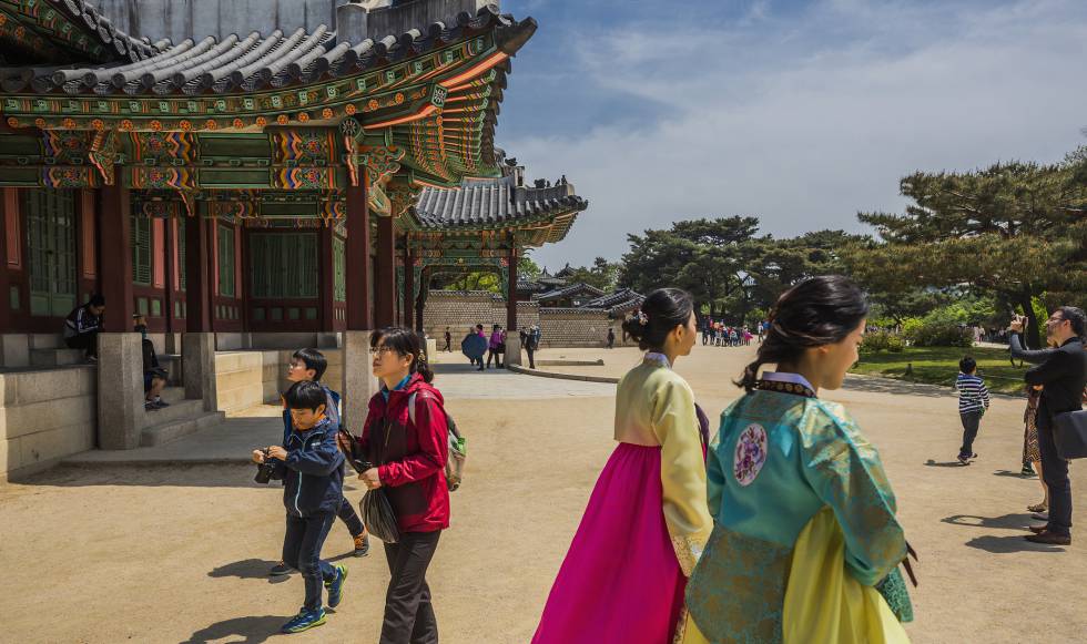 Visitantes en el palacio de Changdeokgung, en Corea del Sur.