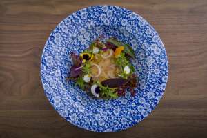 Un plato del restaurante Quintonil, en Ciudad de México.
