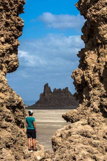 Una turista entre las formaciones rocosas del lago Abbe, en Yibuti.