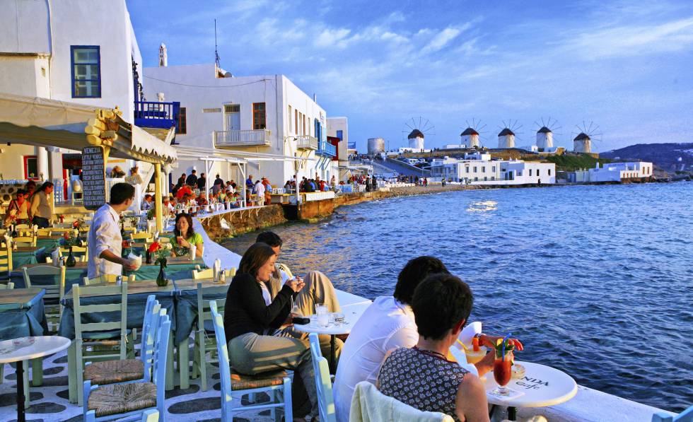 Terrazas en la isla griega de Mikonos.