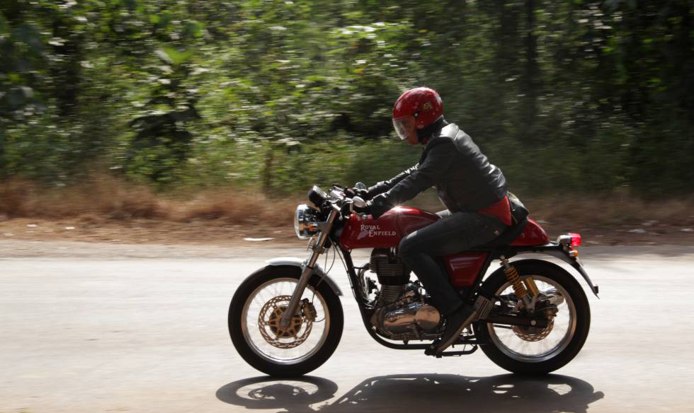 Un motorista en clásica Royal Enfield al sur de Goa (India).