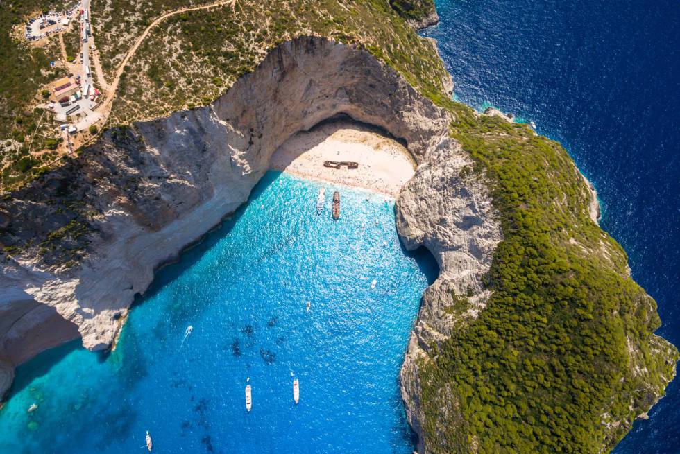 La playa de Navagio, en la isla griega de Zante.