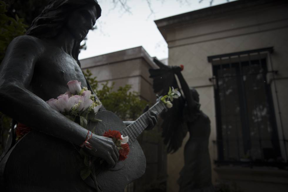 Tumba de El Pescaílla y Lola Flores, en el cementerio de La Almudena de Madrid.