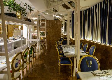 LÚ, en el centro del comedor, la cocina LÚ, en el centro del comedor, la cocina
