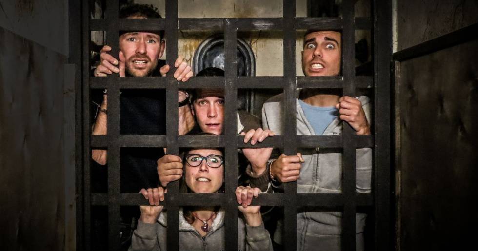 Participantes en el juego de escape 'El Orfanato', en Benidorm.
