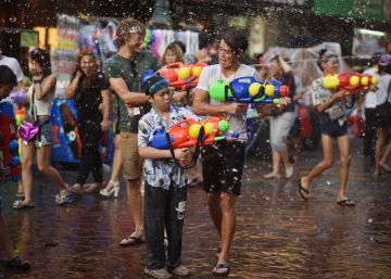 Tailandia recibe el año nuevo budista con la fiesta del agua