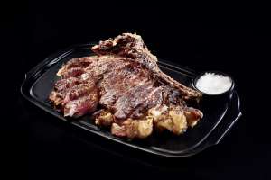 Un chuletón servido en De Vega Asador.