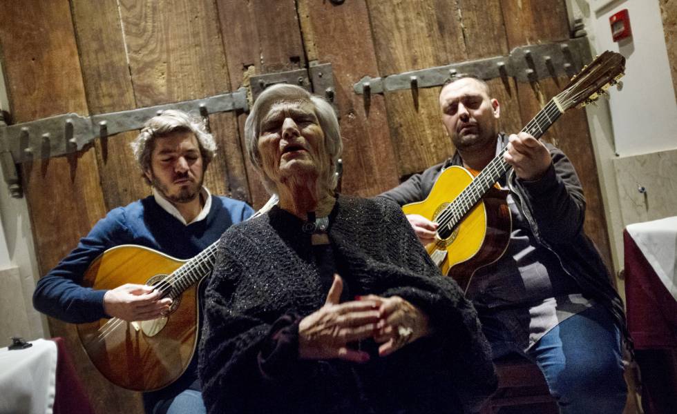 La fadista Celeste Rodrigues junto a dos guitarristas (a la izquierda, con barba, Pedro de Castro), en Mesa de Frades.
