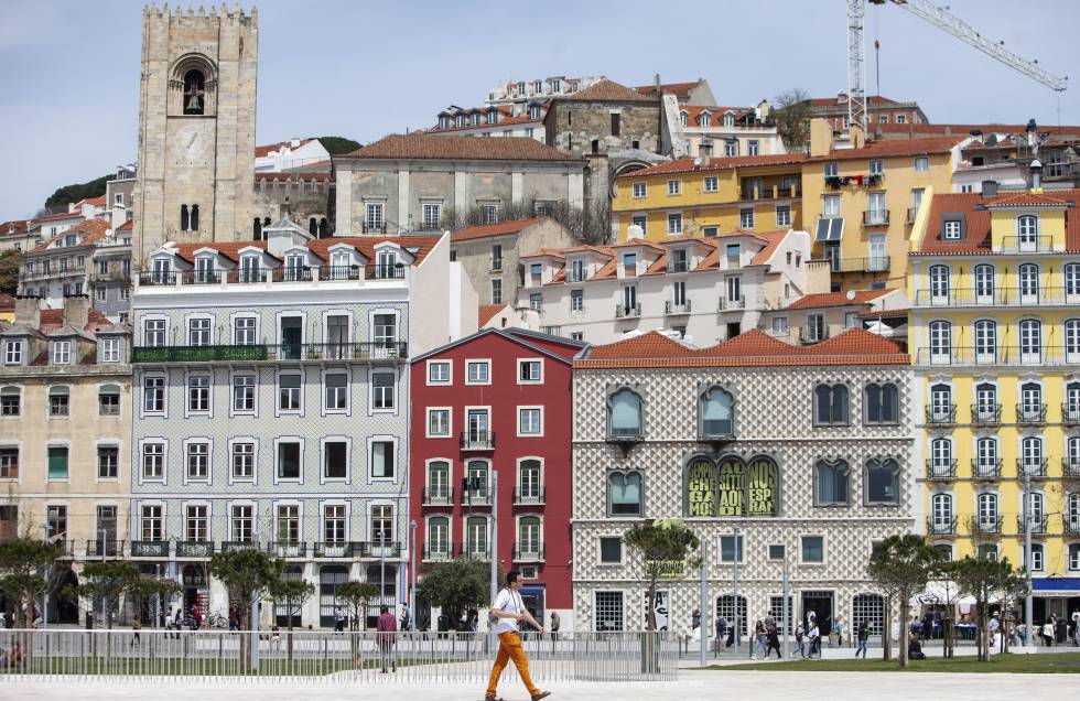 La plaza Campo das Cebolas de Lisboa.