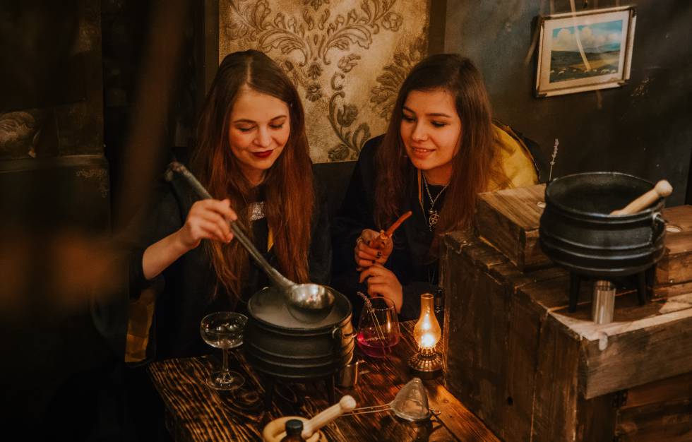 Dos clientes de The Cauldron, mezclando sus propios cócteles.