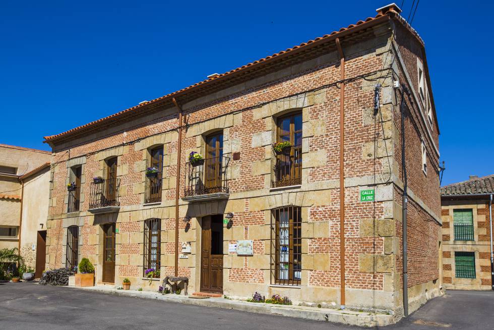 La fachada de la Posada Real del Buen Camino, en Villanueva de Campeán.