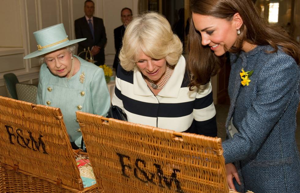 De izquierda a derecha, la reina Isabel, Camila Parker-Bowles y Kate Middleton, en los grandes almacenes londinenses Fortnum & Mason.