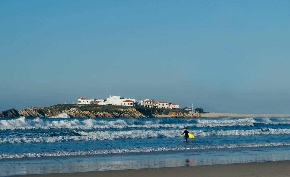 Un surfista en una playa de Peniche (Portugal).