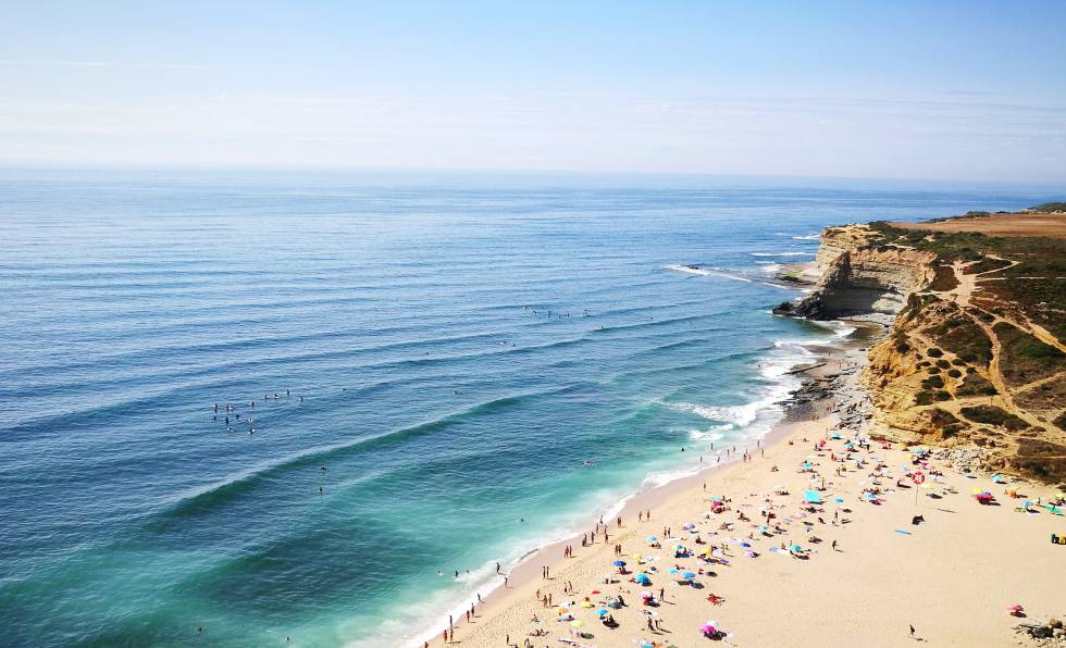 Playa en Ericeira, una de las grandes zonas surferas de Portugal.