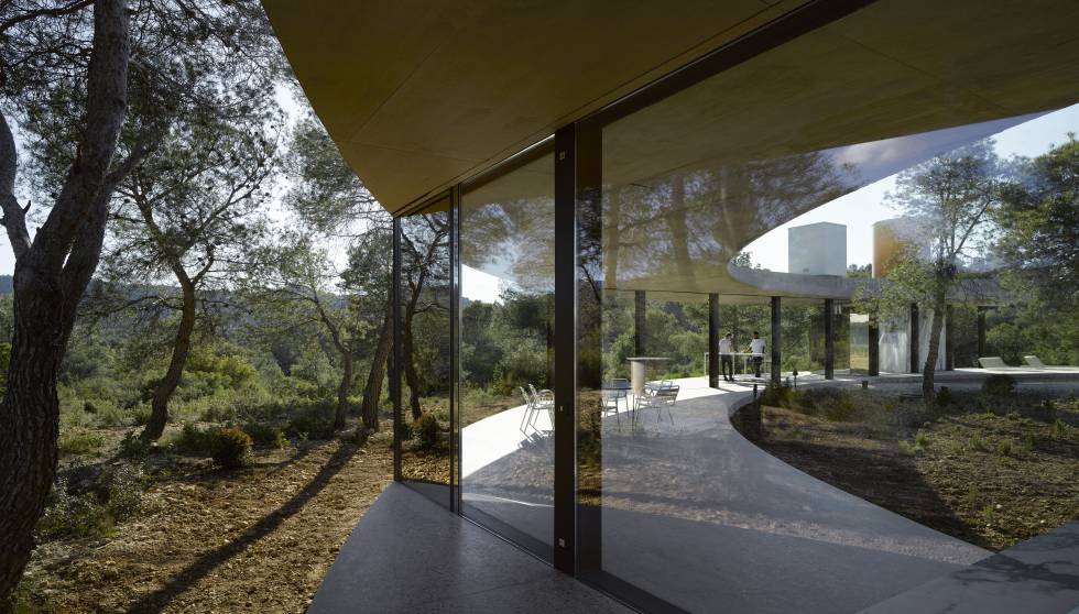 Con su fachada transparente, la Casa Office se abre por completo al exterior.