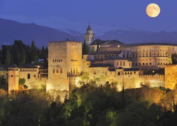 La magia de visitar la Alhambra de noche