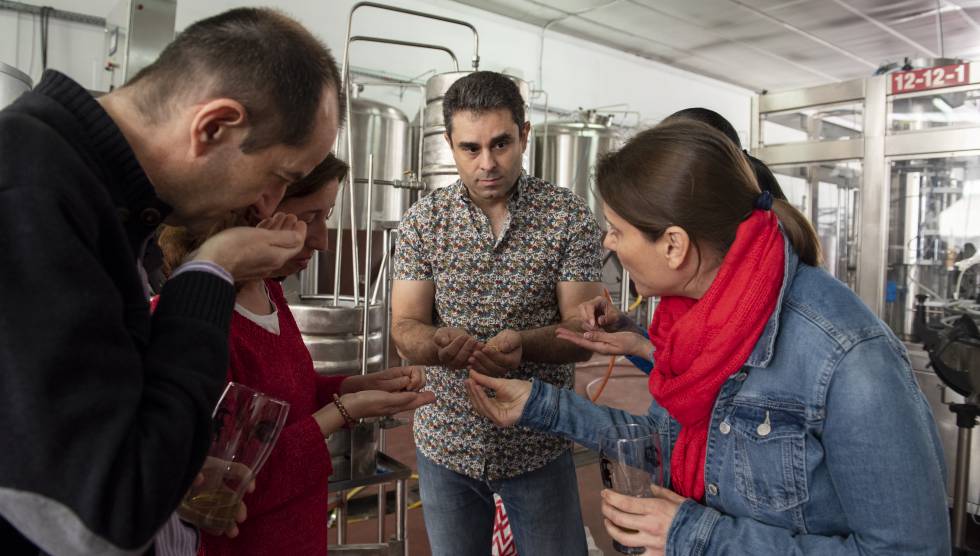 Elaboración de cerveza artesana durante un curso en Monkey Beer, en Toledo.