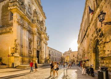 La Via Giuseppe Libertini, con la basílica de San Giovanni Battista del Rosario (a la izquierda).