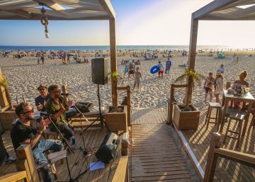 Vida de ‘beach club’ en La Barrosa