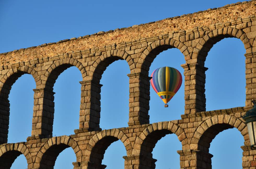 Un globo tras el acueducto de Segovia.