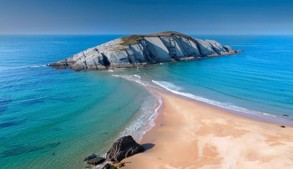 El islote El Castro, en la playa de Covachos (Cantabria).rn