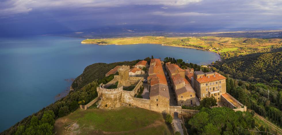 Vista aérea de Populonia y el golfo de Baratti, en la costa de la Toscana (Italia).