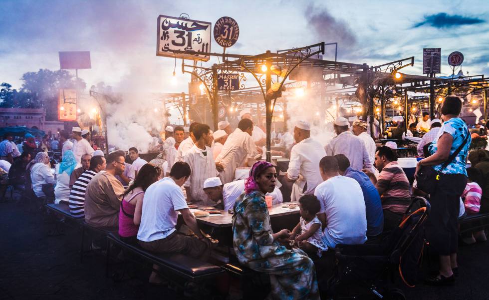 Uno de los puestos de comida de la plaza Jemaa el Fna, en Marraquech.