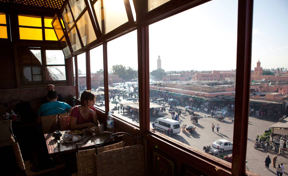 Vistas a la plaza de Jemaa el Fna, en Marraquech, desde la terraza de Chez Chegrouni.