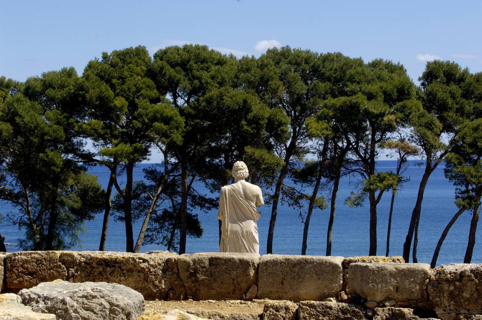Escultura del dios Esculapio, en las ruinas de Empúries, en Girona.