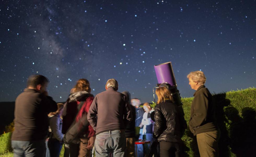 Práctica en un curso de monitores astronómicos Starlight, en la Sierra Norte de Gredos (Ávila).