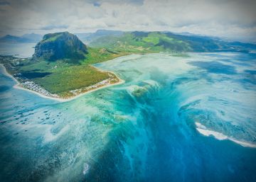 Así se crea la ilusión de una cascada submarina en Isla Mauricio Así se crea la ilusión de una cascada submarina en Isla Mauricio