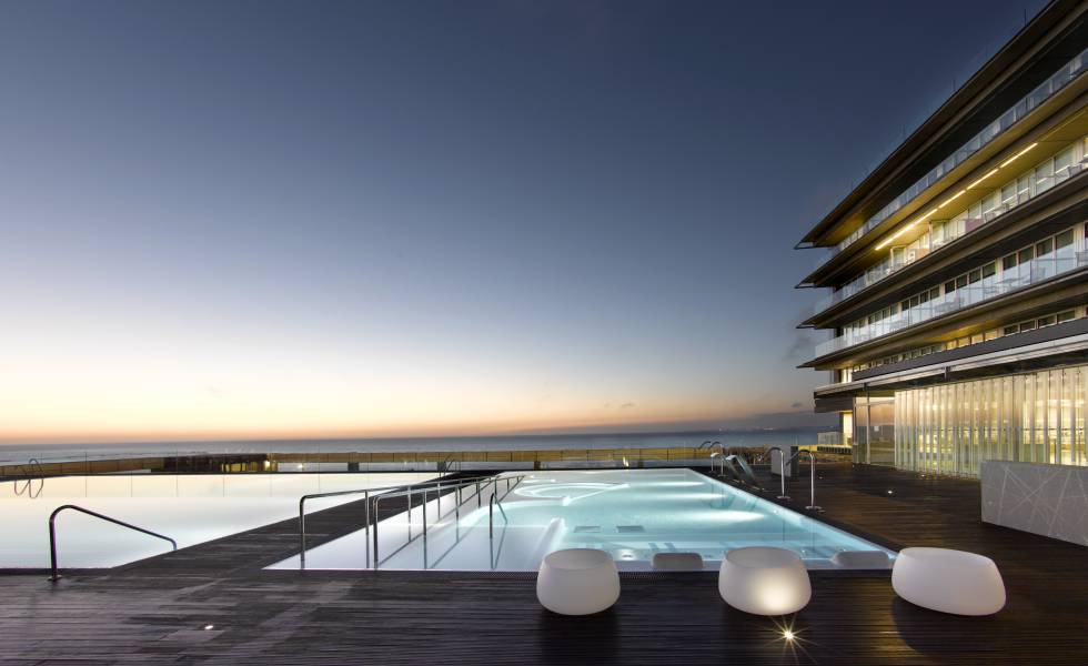 Piscina exterior del parador de Cádiz.