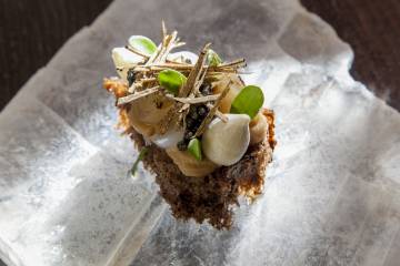Plato de cebolla y algarrobo del restaurante El Invernadero, en Madrid.
