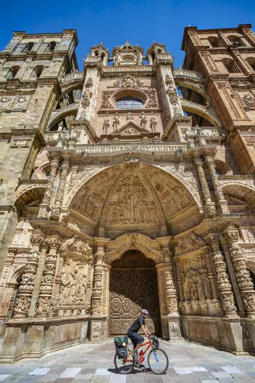 La fachada principal, de estilo barroco, de la catedral de Astorga (León).