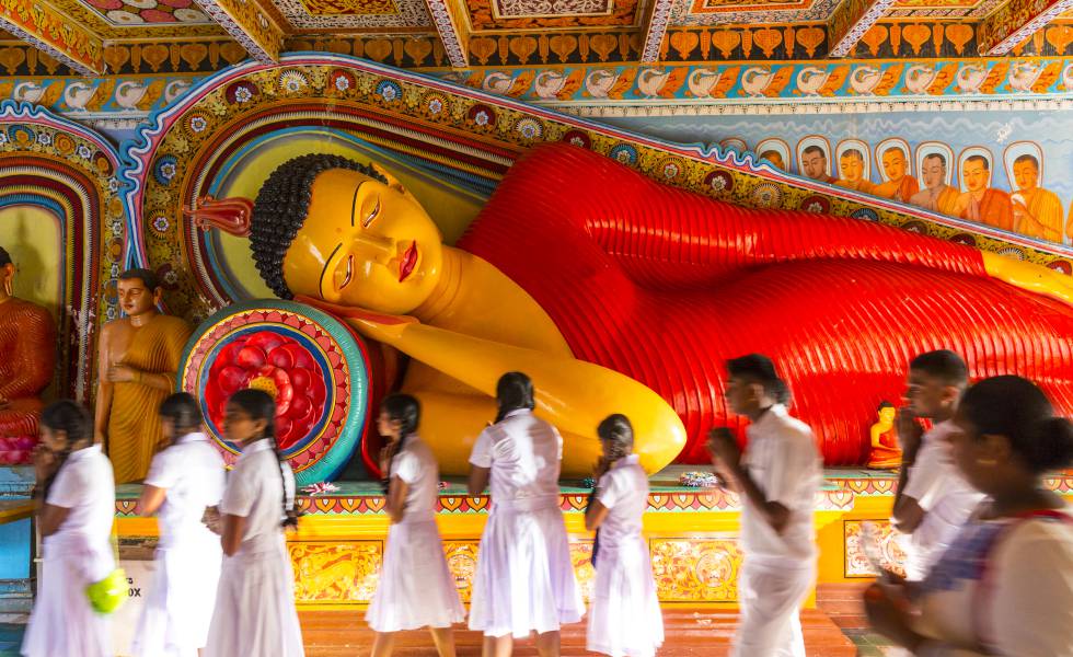 El buda reclinado del templo de Isurumuniya, en Anuradhapura (Sri Lanka).