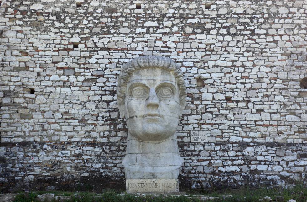 Busto del emperador romano Constantino en la ciudad albanesa de de Berat.