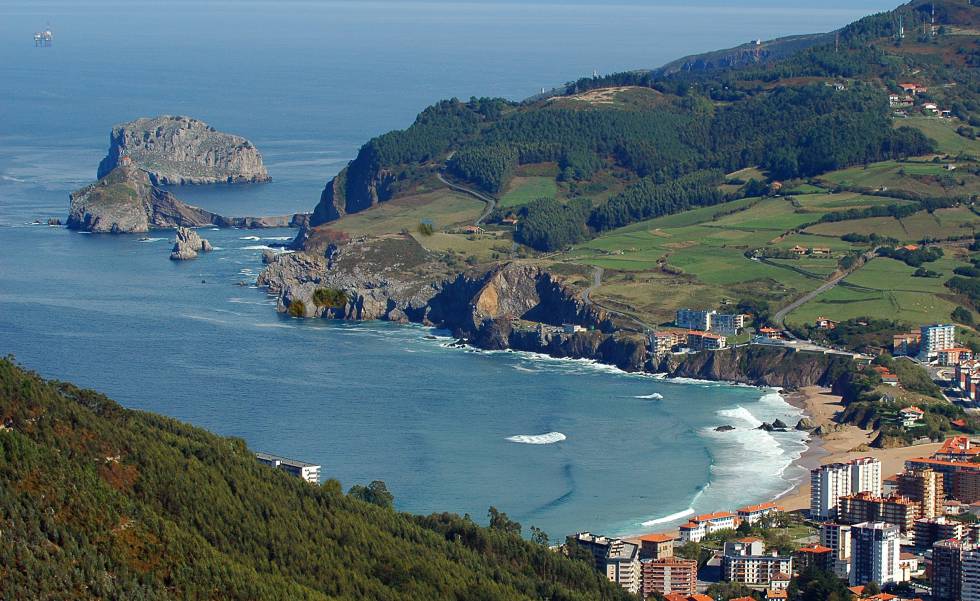 Panorámica desde el monte Jata sobre Bakio y el peñón de San Juan de Gaztelugatxe, en la costa de Bizkaia.