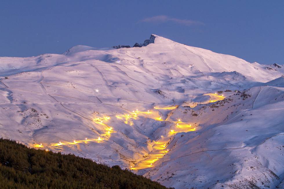 Las pistas Maribel y Río, en Sierra Nevada (Granada), iluminadas.