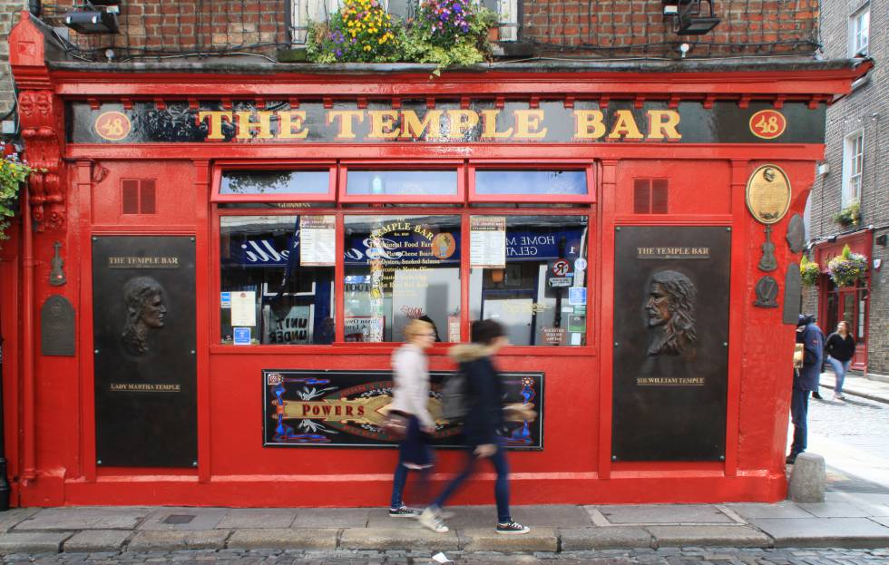 Exterior de The Temple Bar, uno de los bares más conocidos de Dubín.