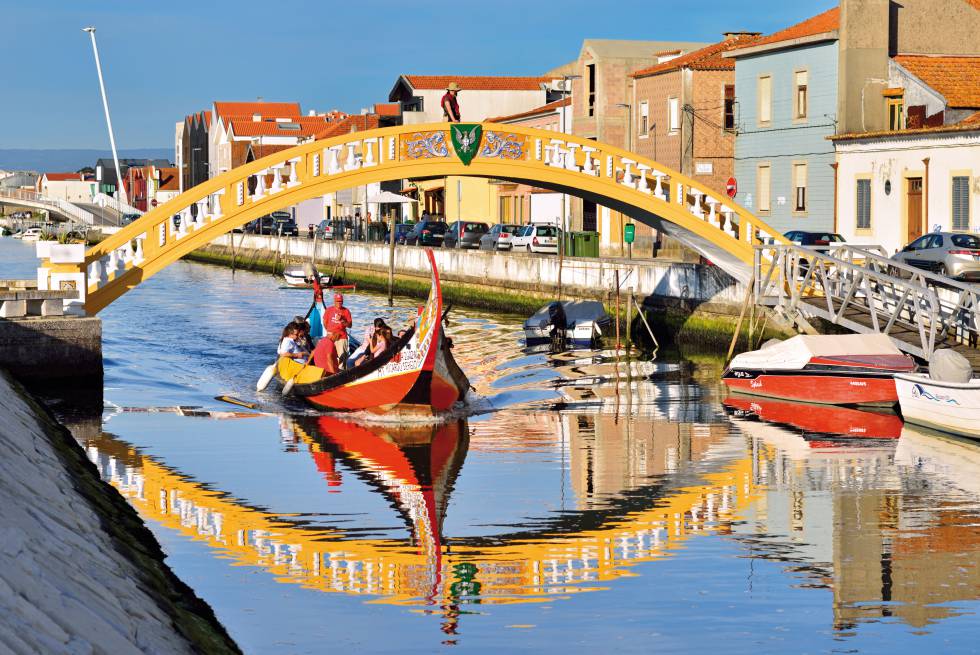 Un moliceiro bajo el puente de Carcavelos, en Aveiro (Portugal).