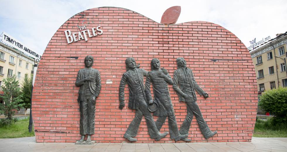 Escultura dedicada a los Beatles en Ulán Bator (Mongolia).