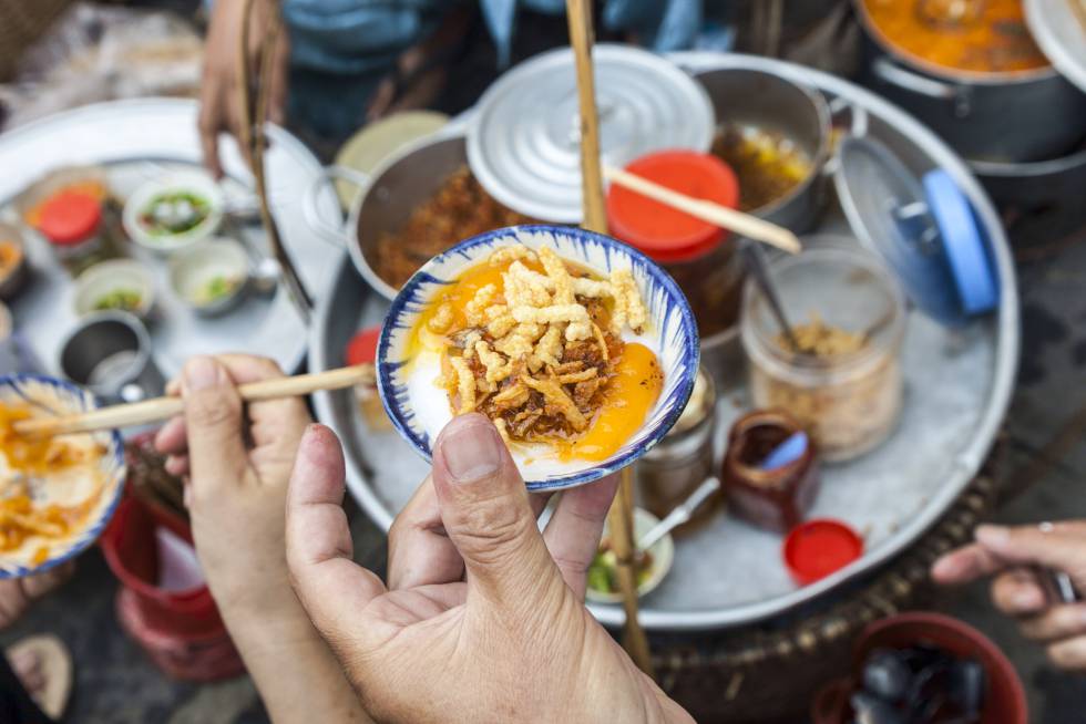 Comida en un puesto callejero de Hoi An, en Vietnam.