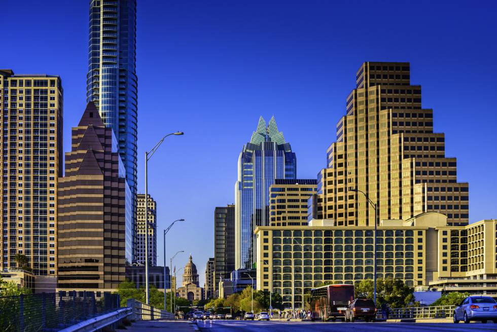 Entre los rascacielos que se concentran en el Downtown de Austin están The Austonian, de 185 metros de alto, la Frost Bank Tower (157), o el One Congress Plaza (119). Al fondo de la imagen, la cúpula del Capitolio de Austin.
