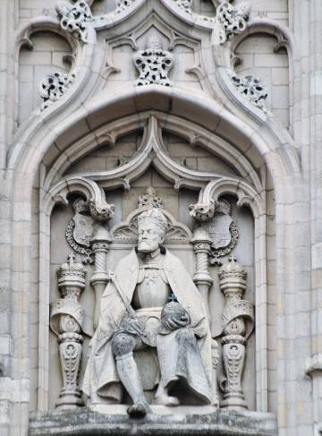 Retrato del emperador Carlos V en la fachada principal del Ayuntamiento de Malinas, que ocupa el edificio de la antigua lonja de paños en la plaza Grote Markt.